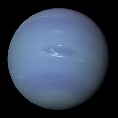 Neptün, mavi gezegen olarak da bilinir fakat bu gezegene mavi rengi veren su değil, metan adında bir gazdır.